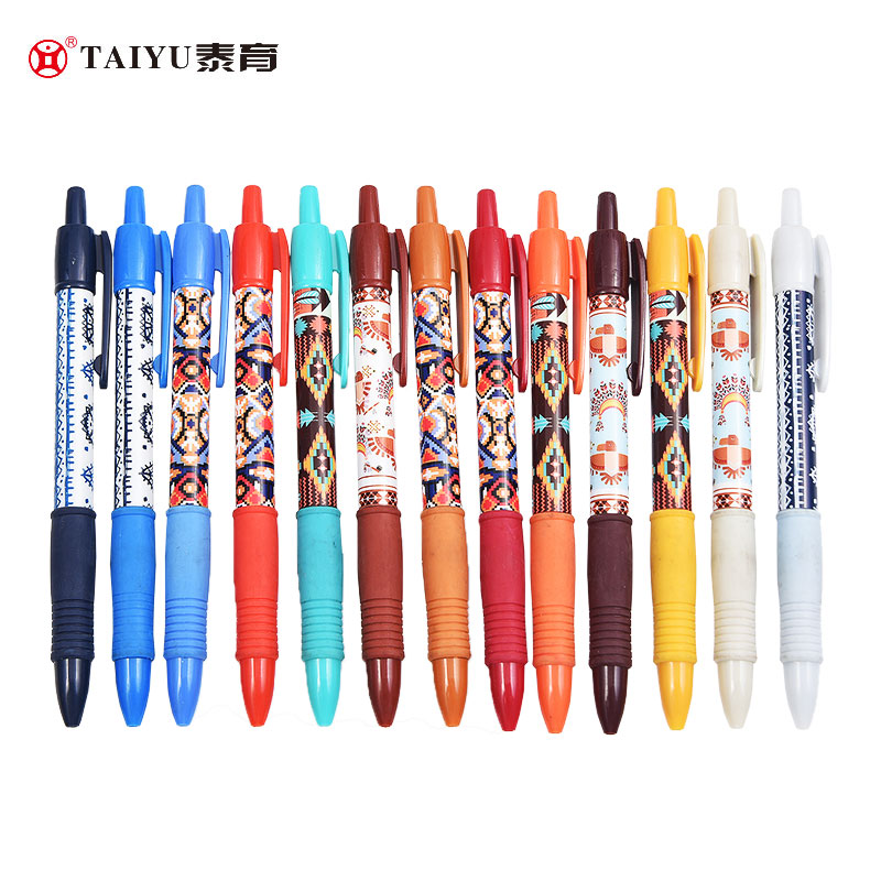 Siswa Menggunakan Roll Ball Pen Dengan Seri Desain Angin Etnik